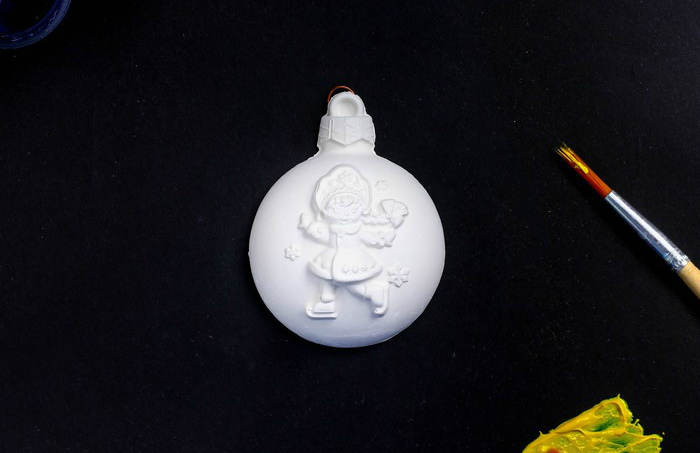 Заготовка из гипса "Фигурка для росписи. Шар на елку со Снегурочкой" с подвесом 5*5см  СЛ 2846639														