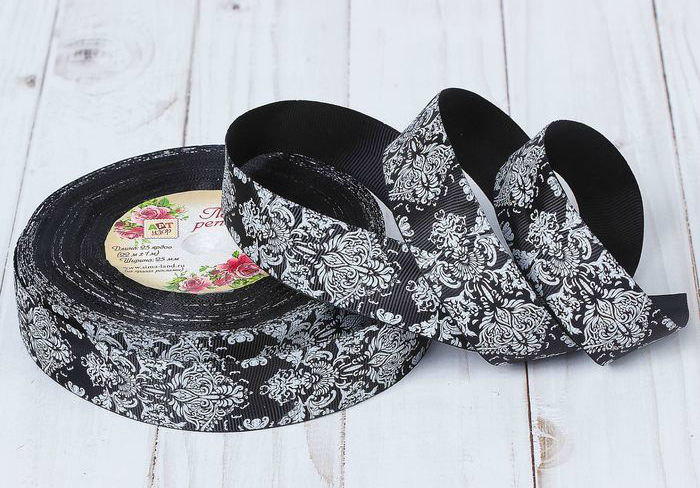 Лента репсовая "Домасск" 25мм, белый на черном (узор) 25мм*23м  АртУзор 2313779														