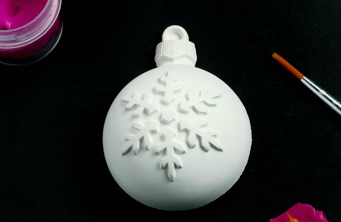 Заготовка из гипса "Фигурка для росписи. Шар на елку со снежинкой" с подвесом 5*5см  СЛ 2846637														