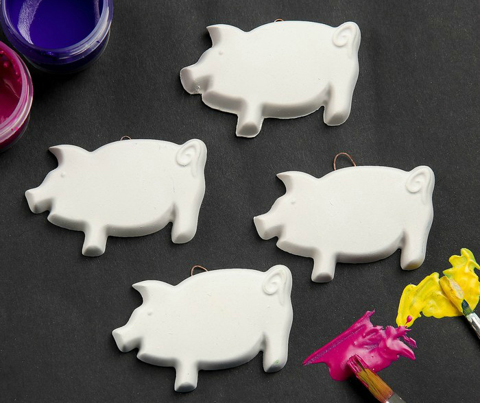 Заготовка из гипса "Фигурка для росписи. Свинки на елку" с подвесом 3*4см за 1шт.  СЛ 3784052														